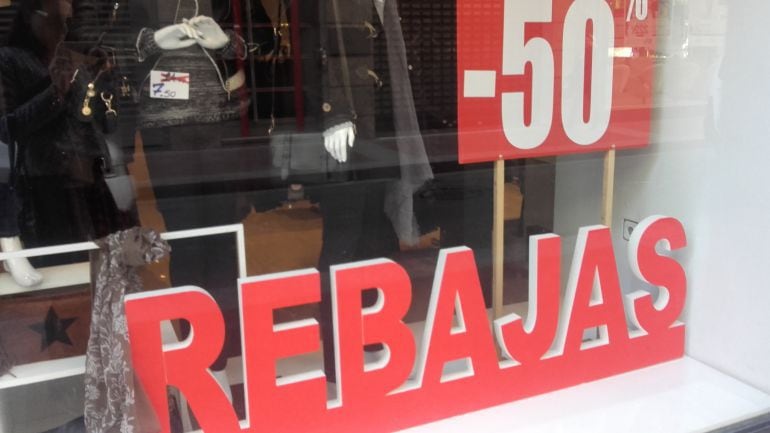 La UCE en Palencia denuncia el incumplimiento de la normativa de rebajas.