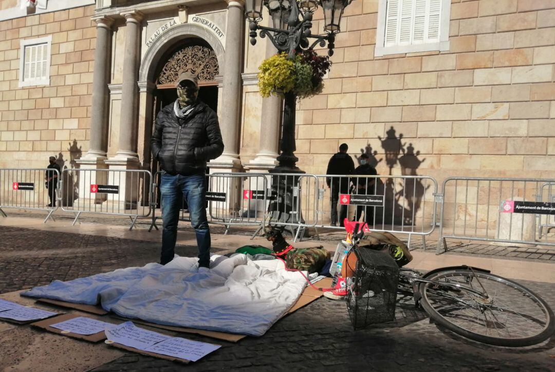 Daniel Cedrún porta 7 dies de vaga de fam a la Plaça Sant Jaume
