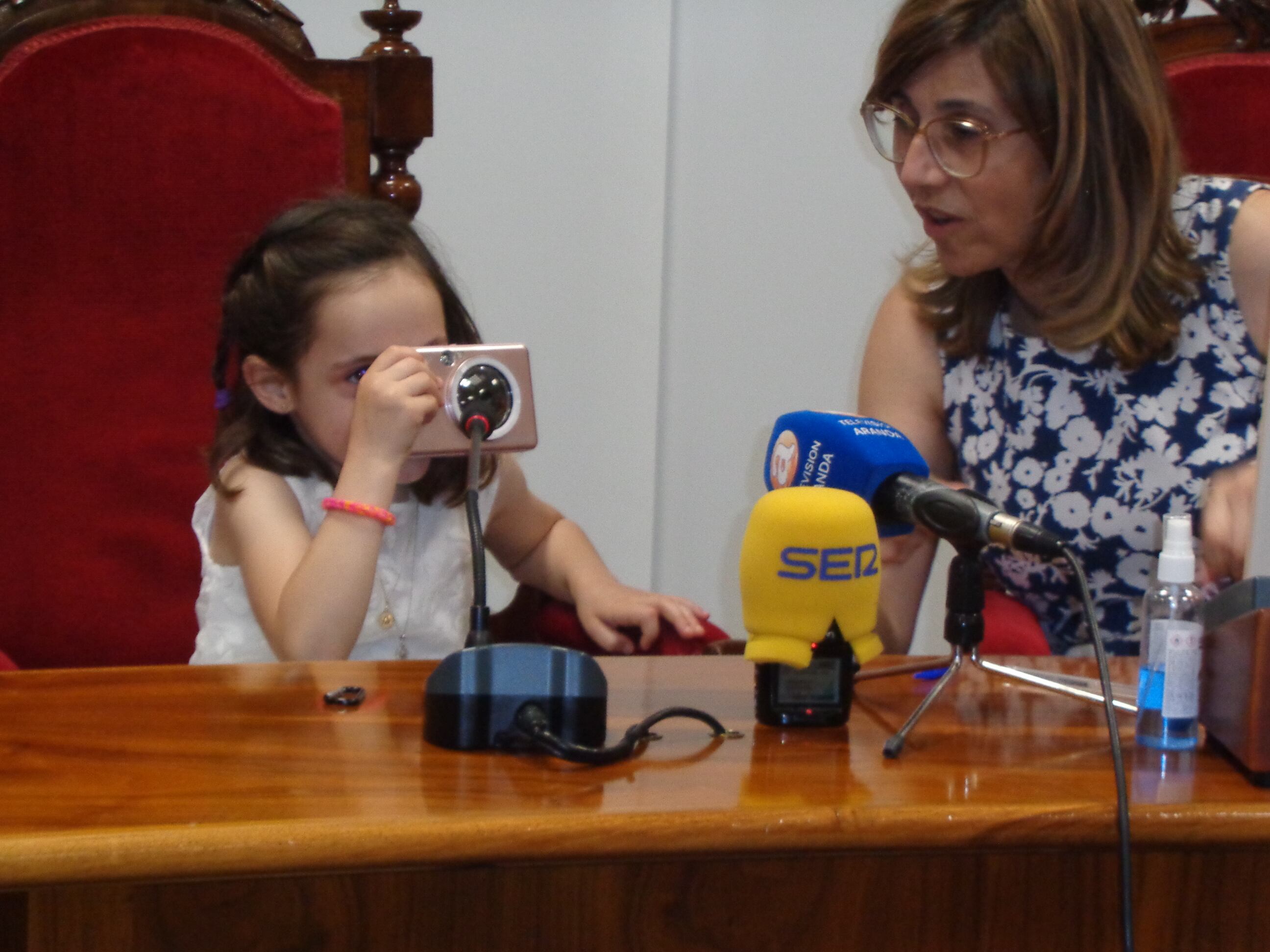 El último angelito de la Bajada practica en su faceta de fotógrafa con el regalo del Ayuntamiento