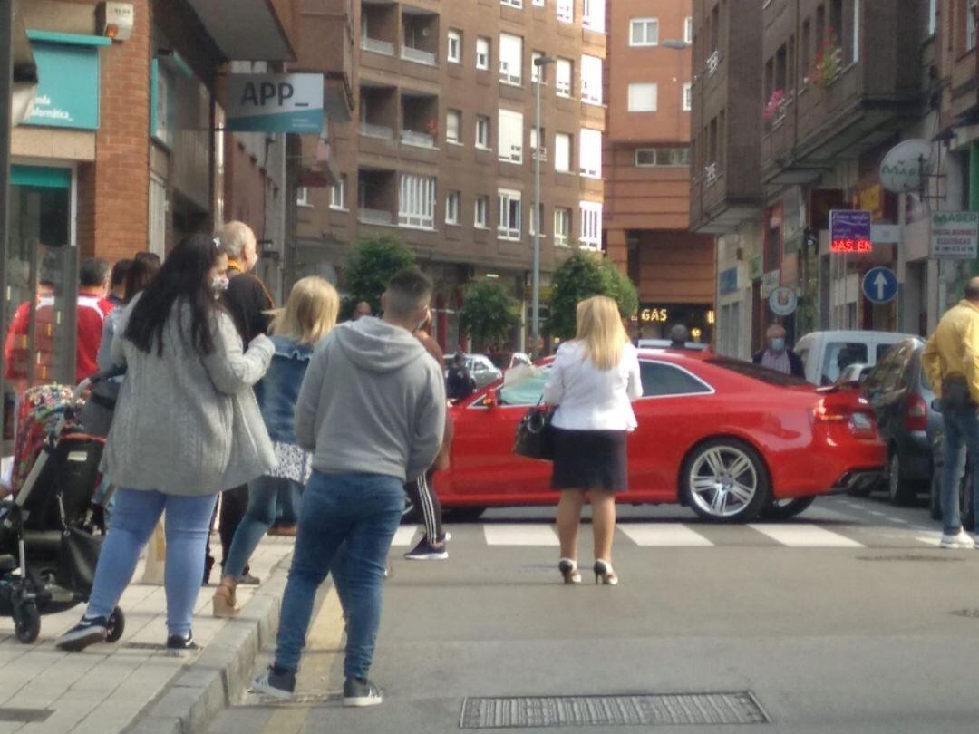 Coche empotrado en una tienda.