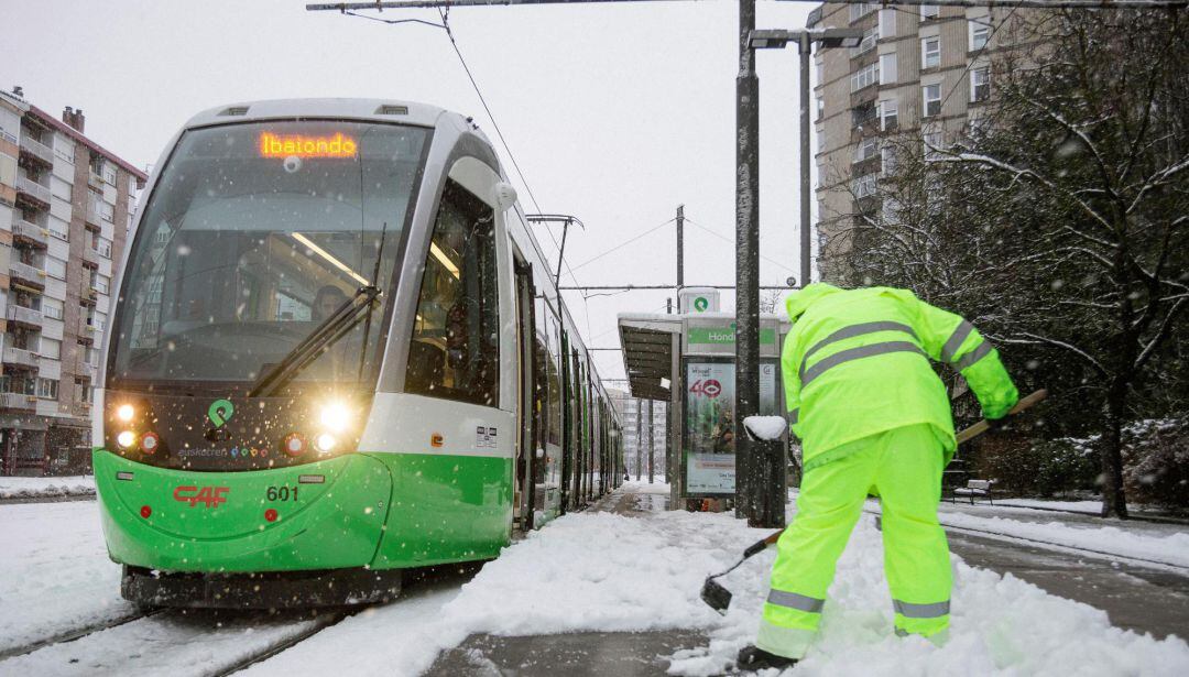  Un operario limpia los andenes del tranvía en Vitoria este sábado 