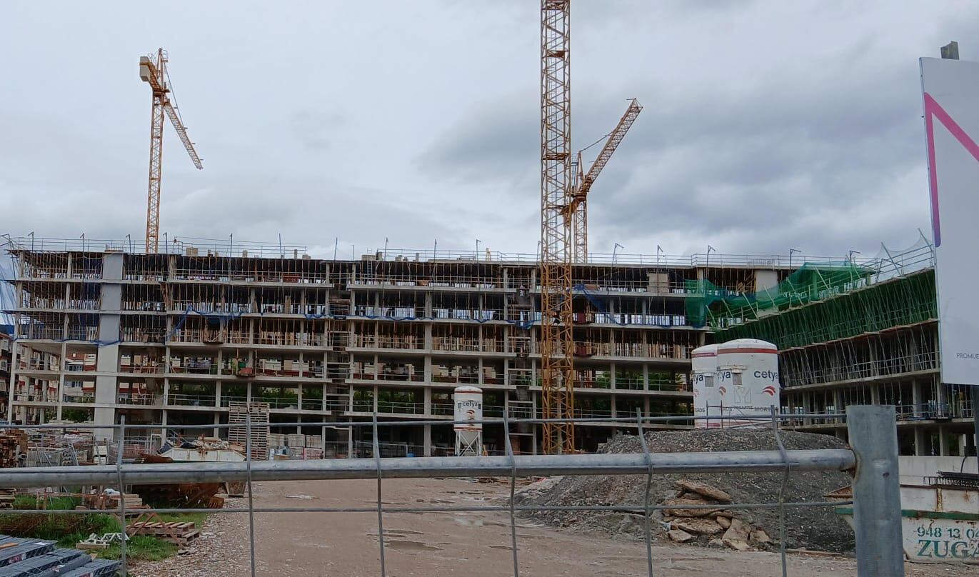 Obras de construcción de viviendas en el barrio pamplonés de la Txantrea.