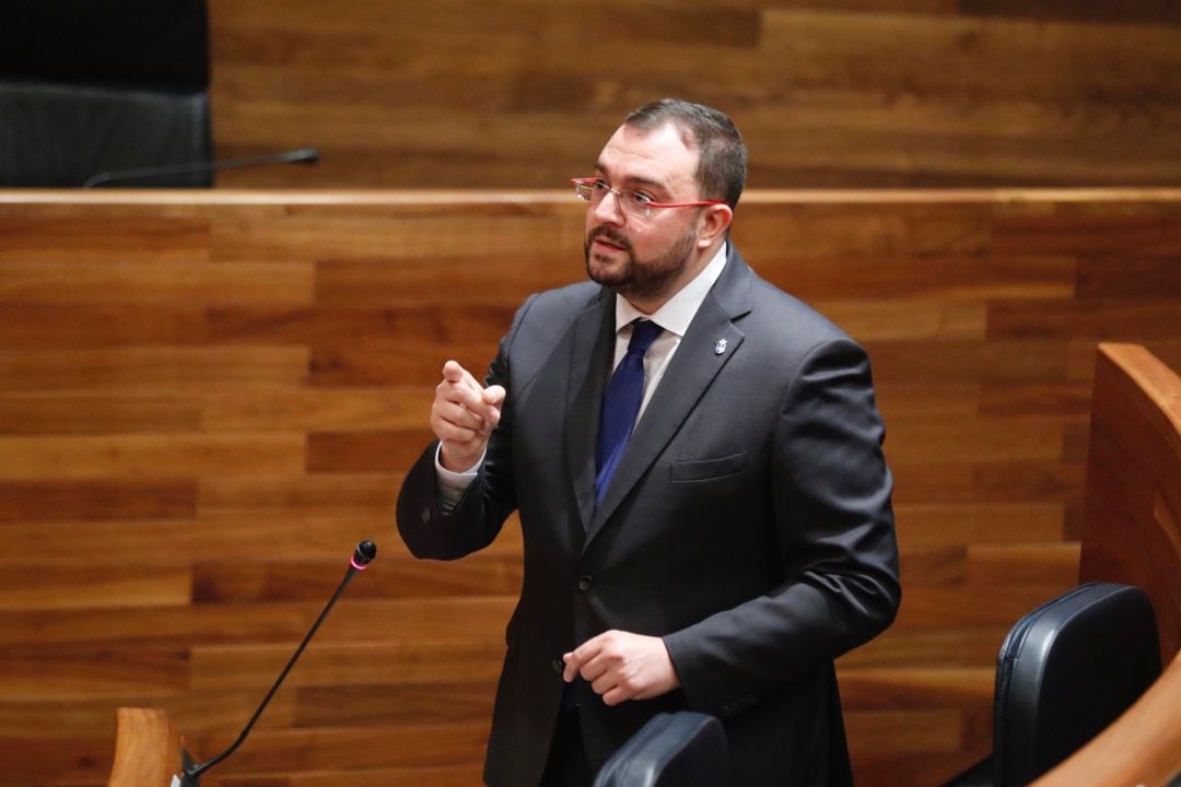 El presidente del Principado, Adrián Barbón, interviniendo en el Pleno de la Junta General.