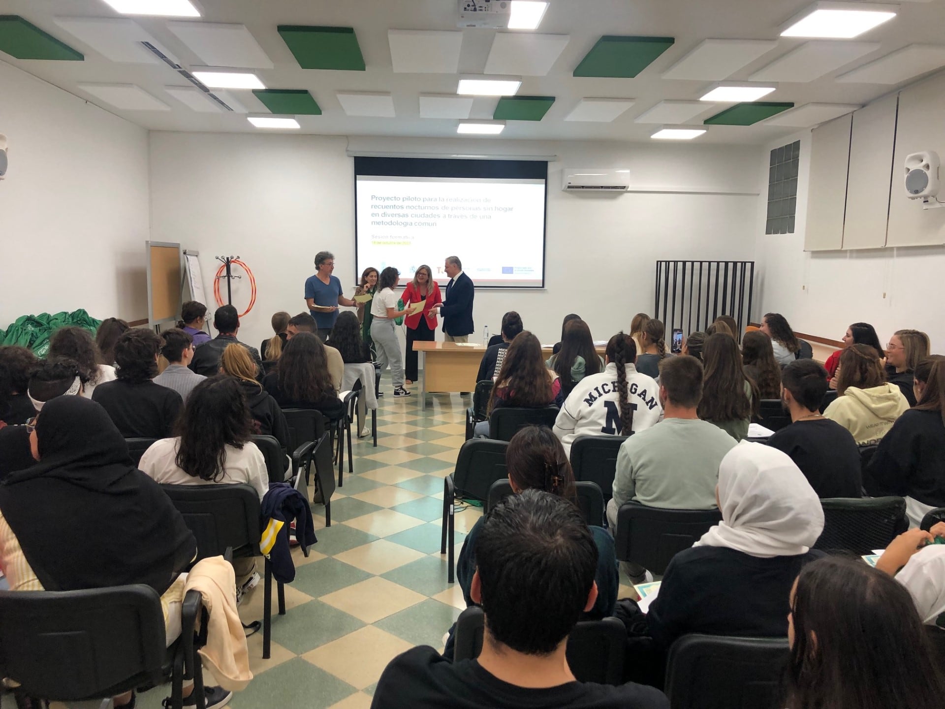 Acto previo con los voluntarios antes de salir a la calle la pasada madrugada para recabar los datos en sendas encuestas con las personas sin hogar que lo han autorizado