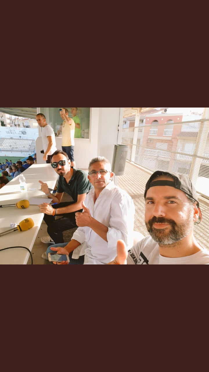 Fernando Pulpillo y Juan Manuel Rodríguez, con Tomás Ballesteros en el estadio del Motril.