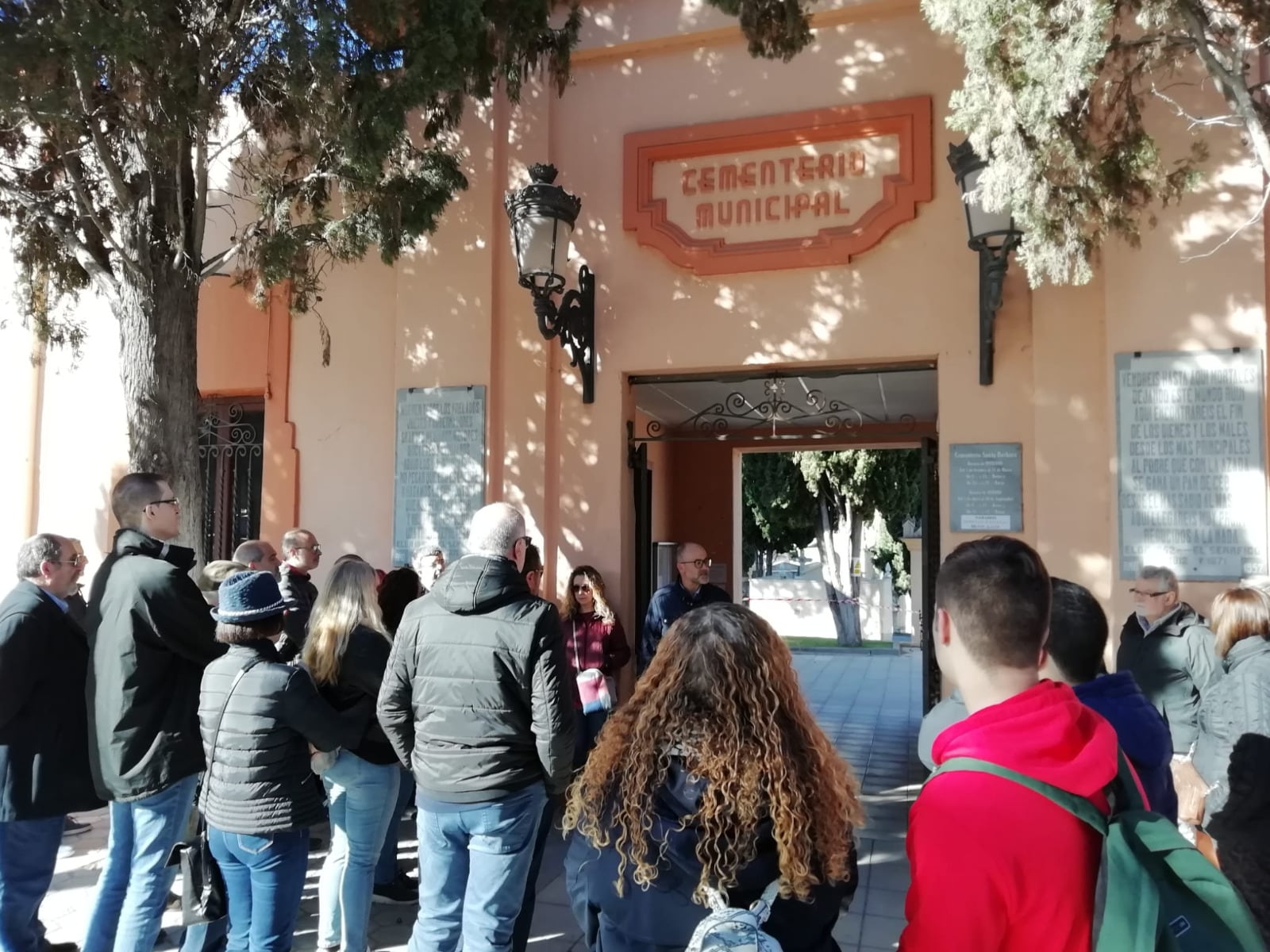 Gabriel Segura junto a un conjunto de ciudadanos visitando el cementerio municipal de Elda