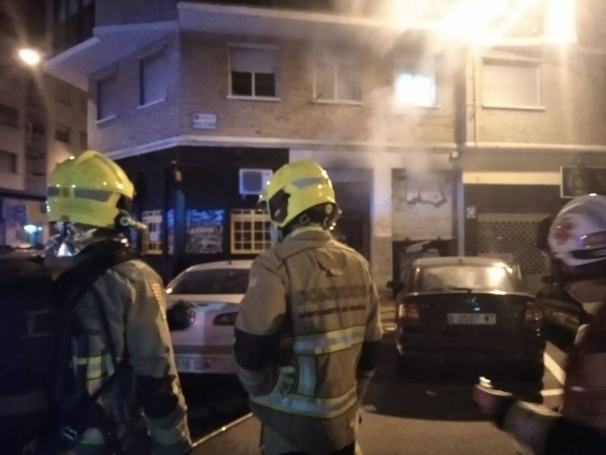 12 personas desalojadas en el incendio de un local
