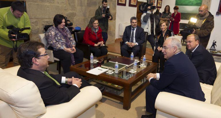 El presidente de la Junta de Extremadura, Guillermo Fernández Vara y su homólogo de La Rioja, José Ignacio Ceniceros, durante la reunión 