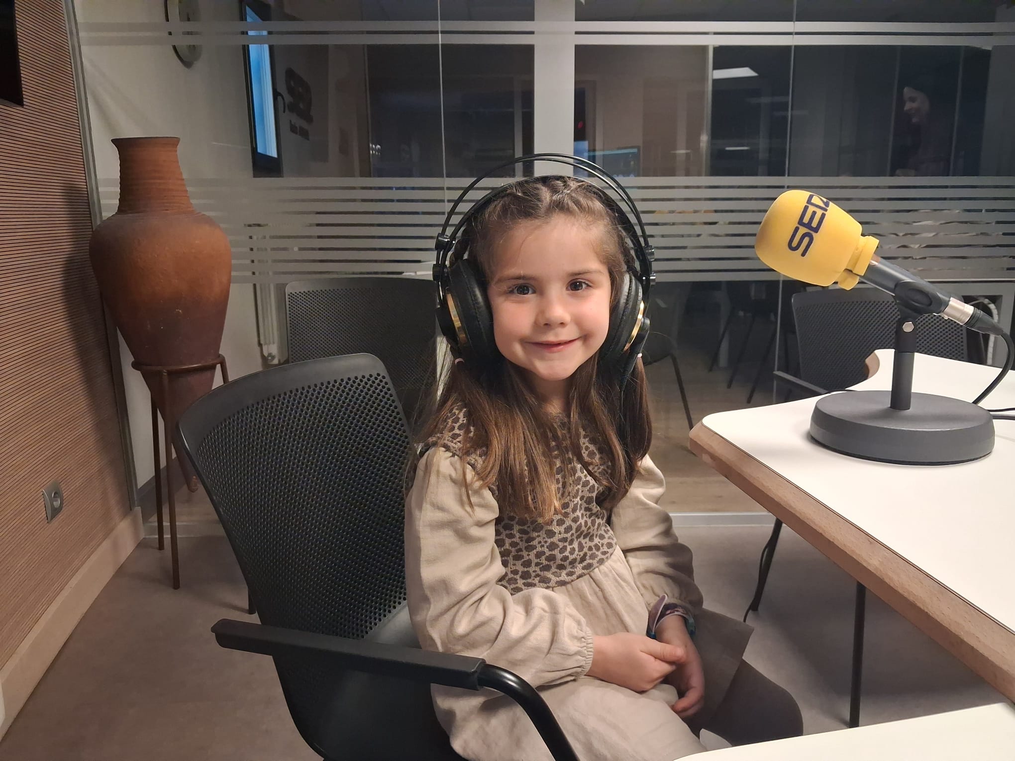 Lía Palomino de Diego el el estudio de la Cadena SER de Aranda