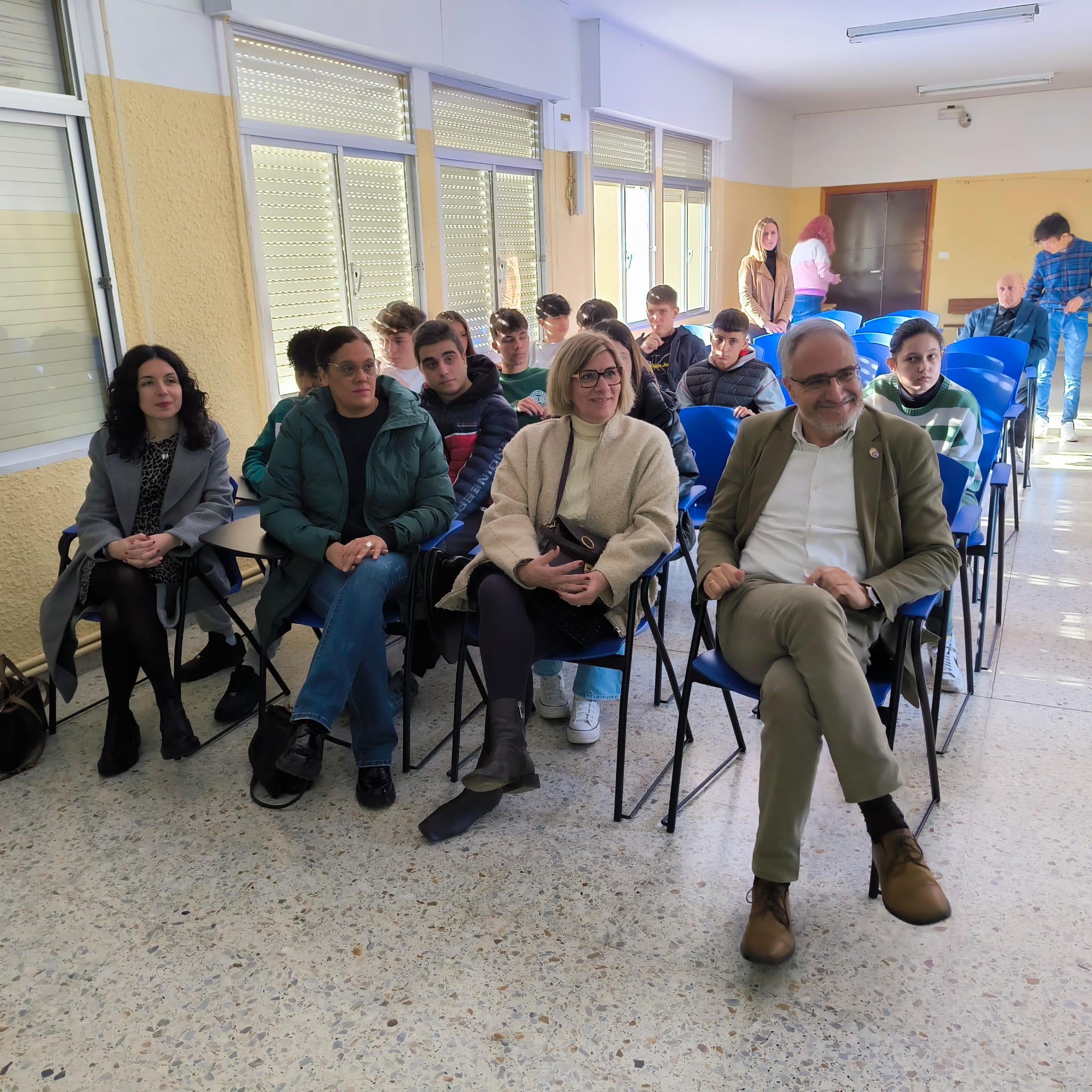 El presidente del Consejo Comarcal junto a la alcaldesa de Fabero y alumnos del IES Beatriz de Ossorio