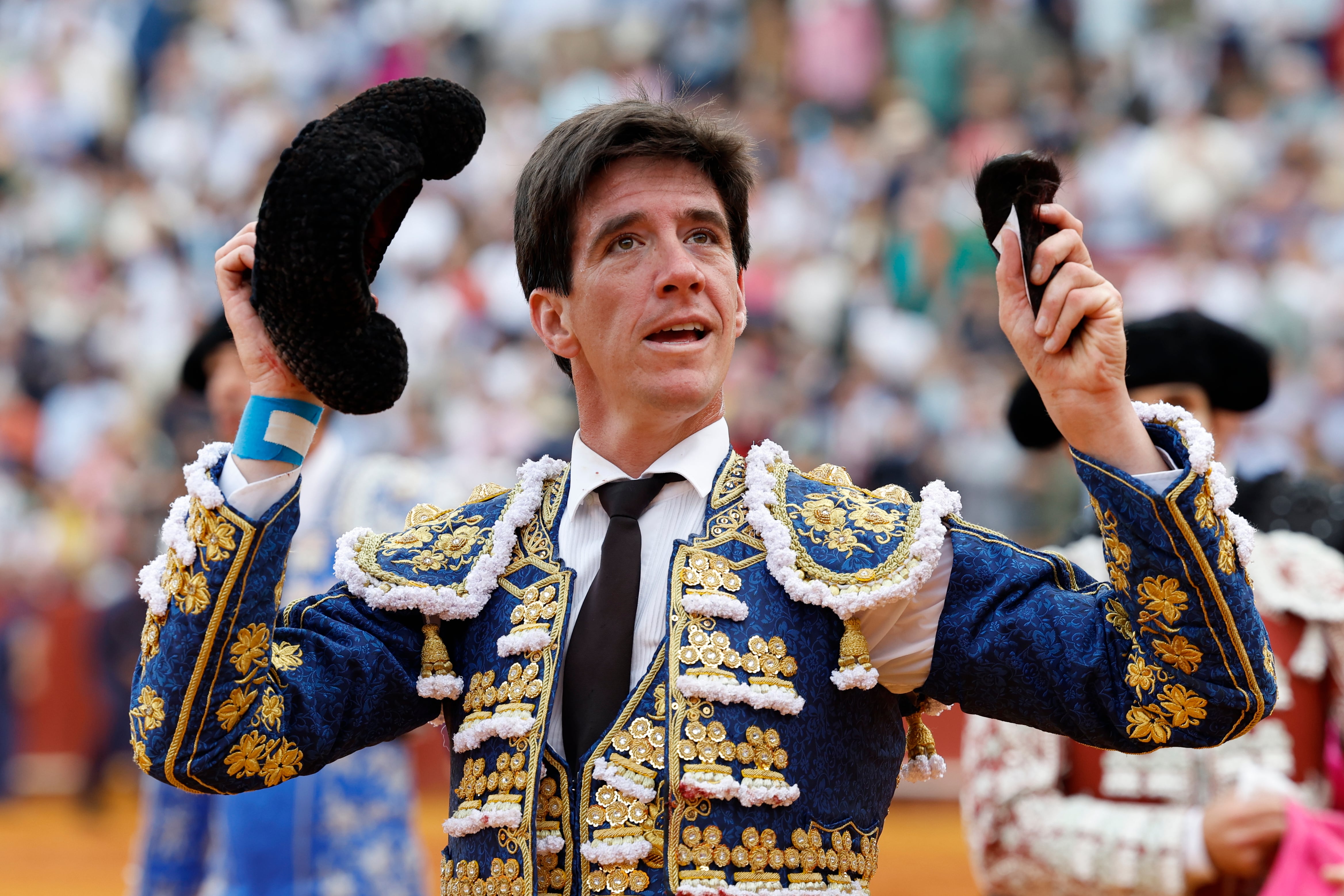 SEVILLA, 21/04/2024.- El diestro Esaú Fernández con la oreja cortada al tercero de la tarde en el último festejo de la Feria de Abril, hoy domingo en la Real Maestranza de Sevilla, con toros de Miura. EFE/Julio Muñoz
