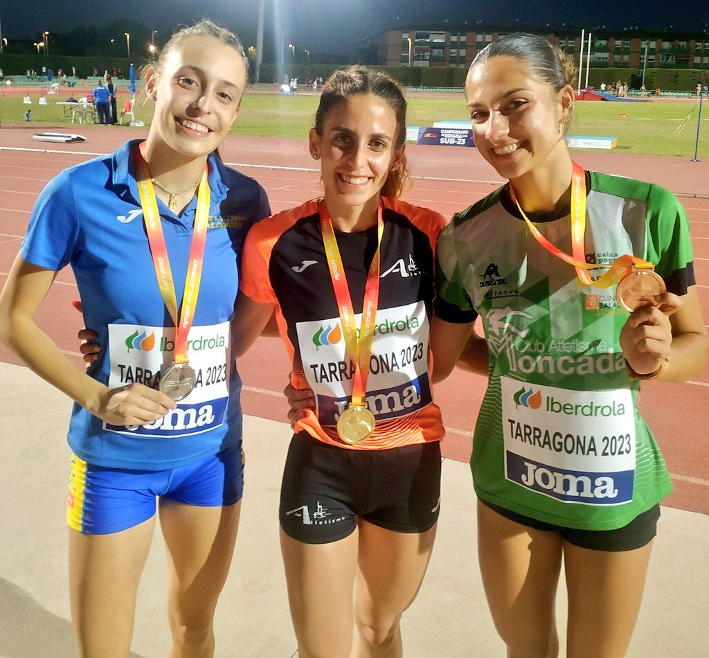 Elena Daniel, en el centro, con su medalla de oro