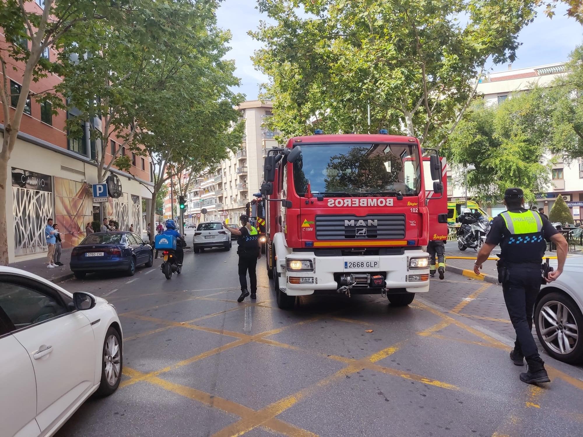 Bomberos en la Ronda de Granada, donde se ubica el establecimiento