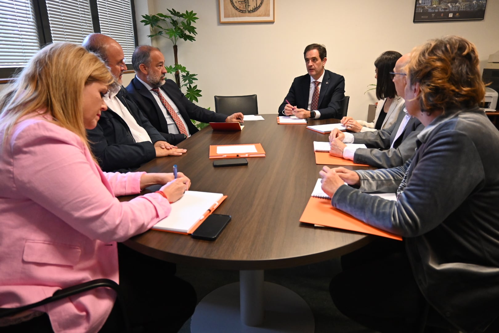 Reunión entre los representantes de la universidad y el gobierno regional para los convenios con Toro Verde