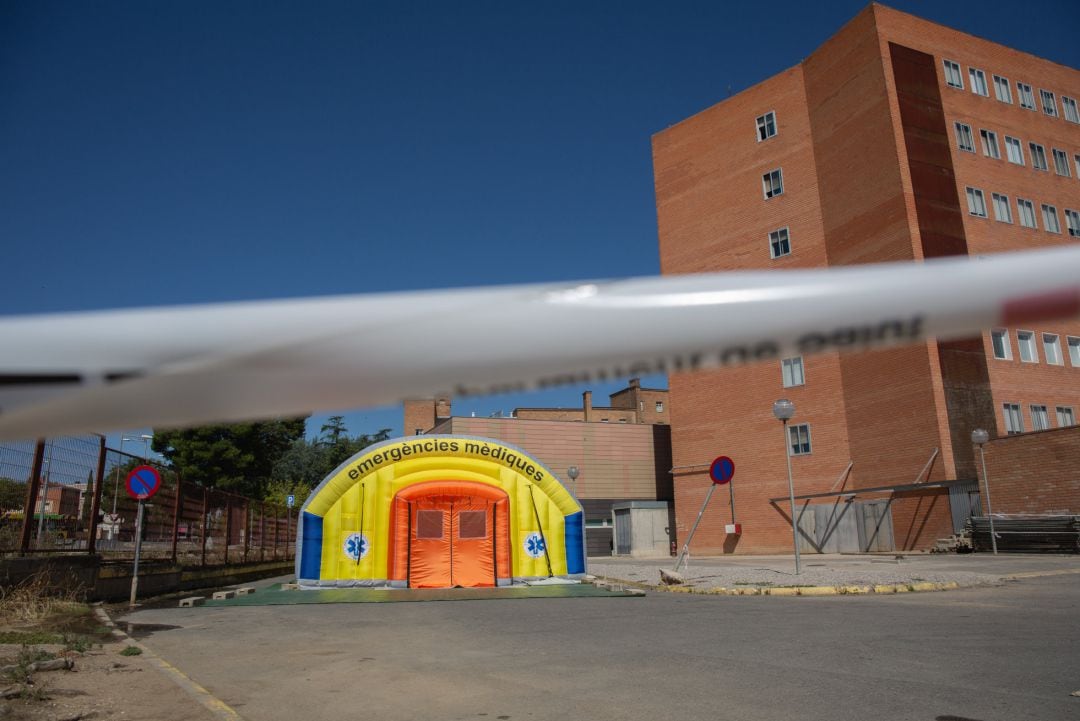 Hospital de campaña para atender a enfermos de coronavirus junto al Hospital Universitario Arnau de Vilanova de Lleida.