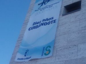 En la fachada ya cuelga el lema del aniversario