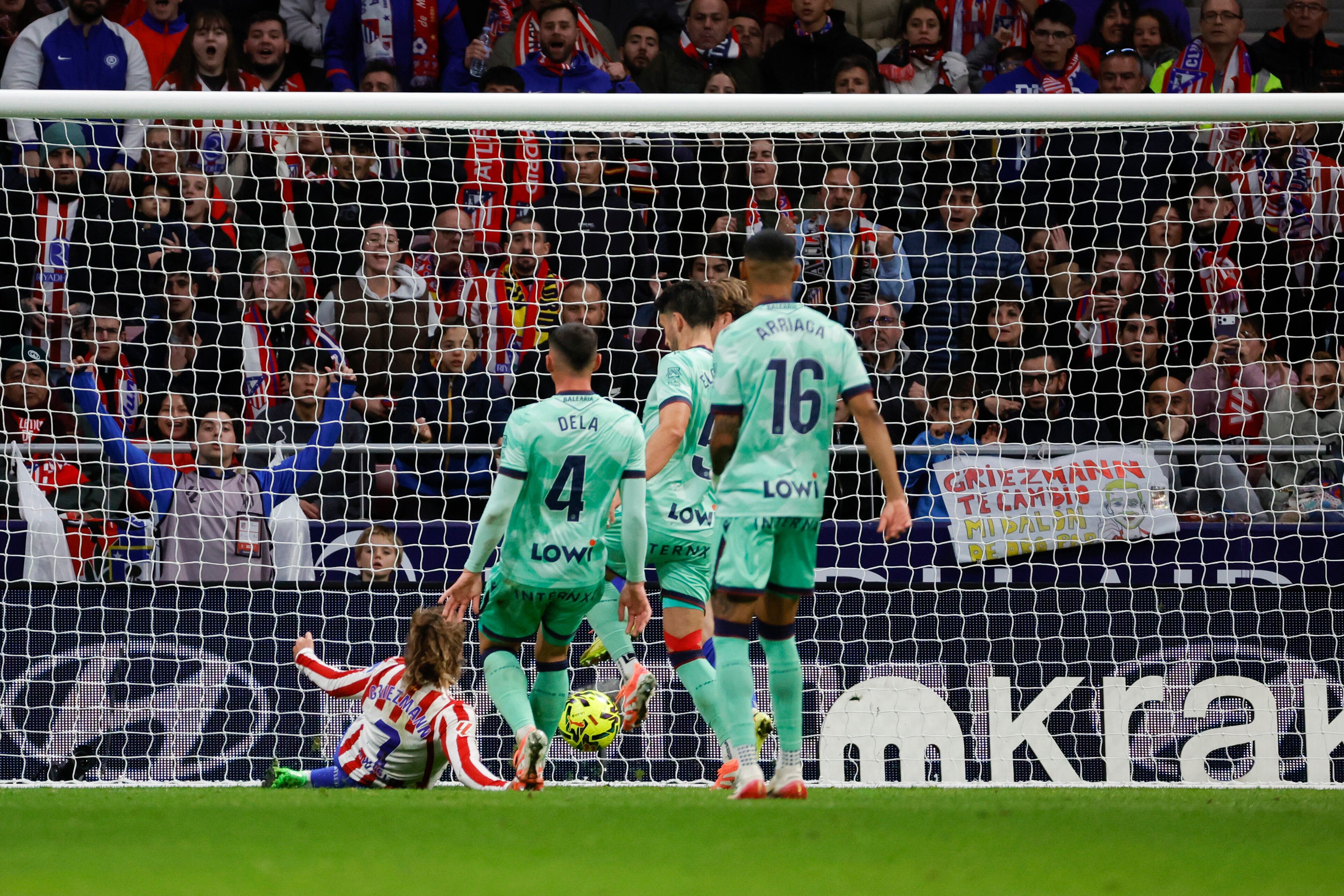 MADRID, 08/11/2025.- El delantero francés del Atlético de Madrid, Antoine Griezmann (i), remata ante los defensores del Levante para conseguir el tercer gol del equipo rojiblanco durante el encuentro correspondiente a la jornada 12 de Laliga EA Sports que disputan hoy sábado Atlético de Madrid y Levante en el estadio Metropolitano, en Madrid. EFE / Zipi Aragón.
