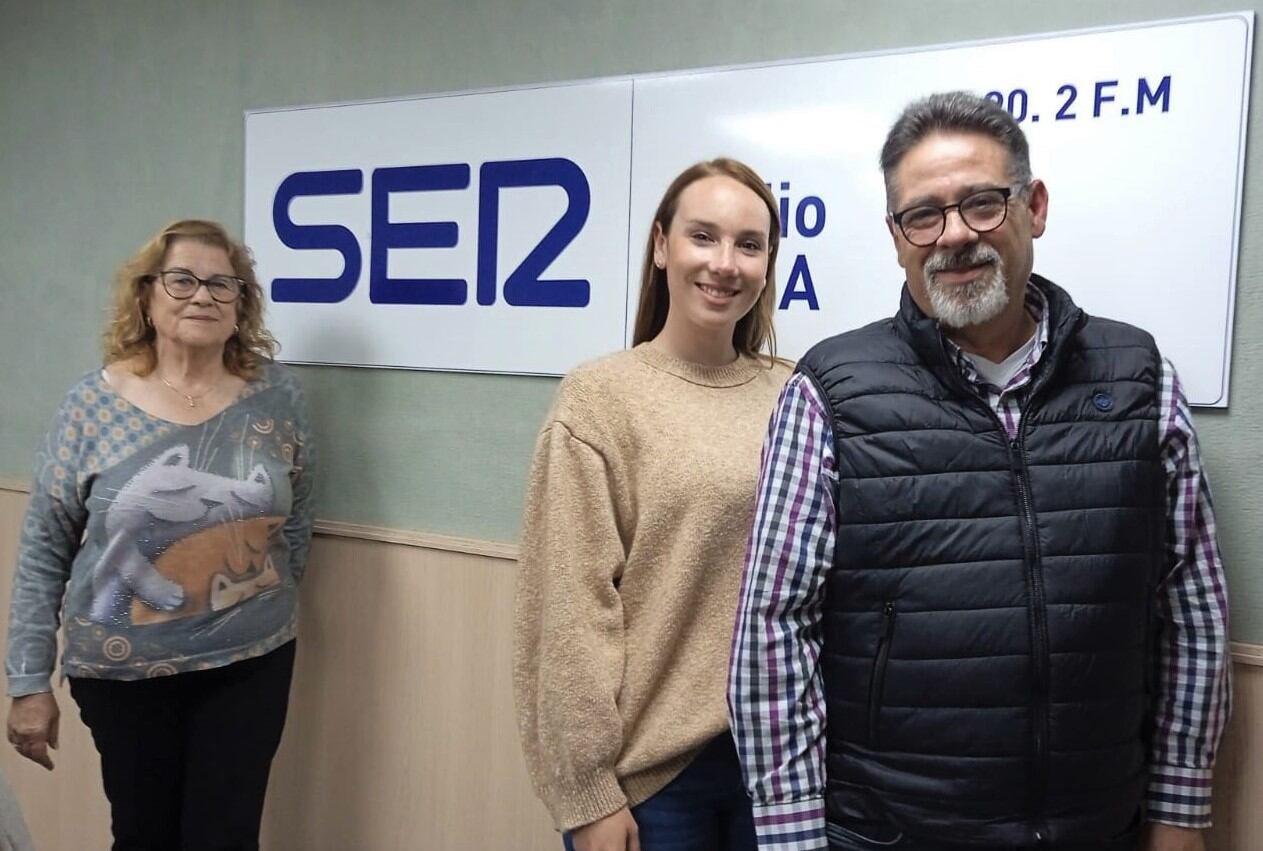 Rosa Rocamora, presidenta de la Comparsa de Estudiantes, junto a Lucía y Francisco.
