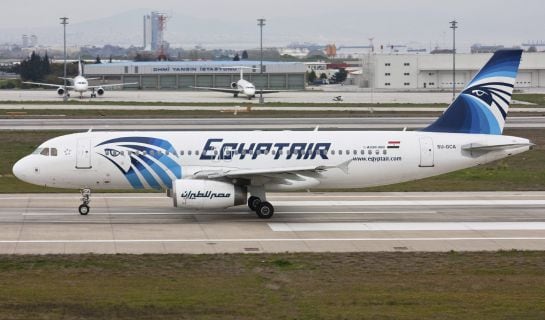 Fotografía de archivo de un avión Airbus A320 de EgyptAir en el aeropuerto de Estambul, Turquía.