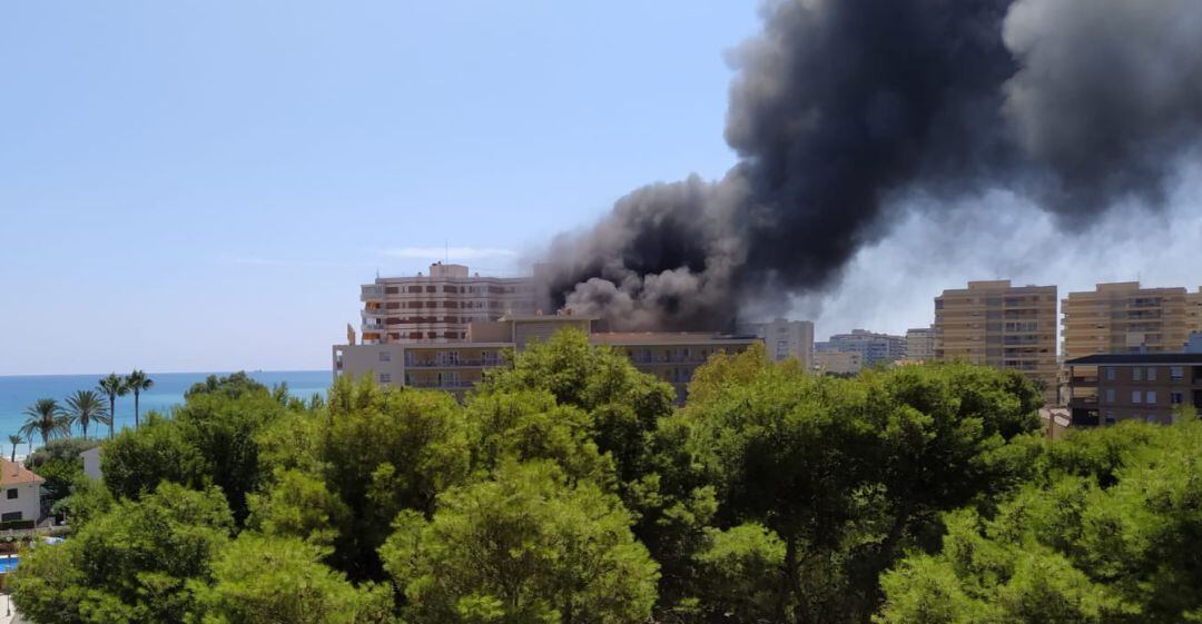 Hotel Trinimar de Benicàssim en llamas.