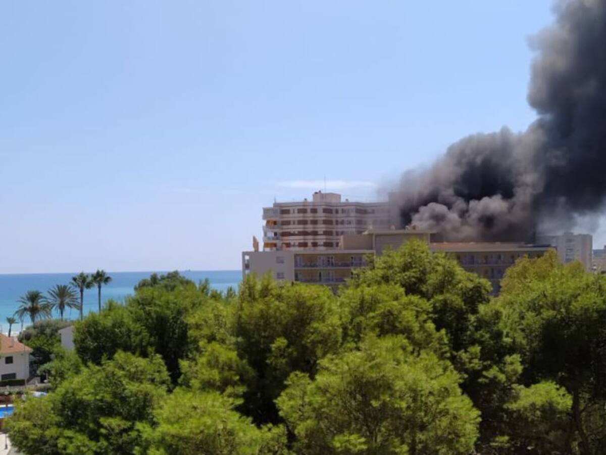 Un incendio en el hotel Trinimar de Benicàssim obliga a desalojar el edificio