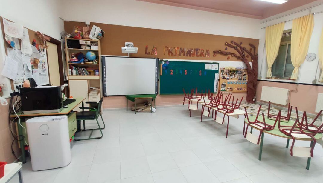 Interior de una aula de L'Alqueria d'Asnar con un purifcador de aire en la izquierda de la fotografía
