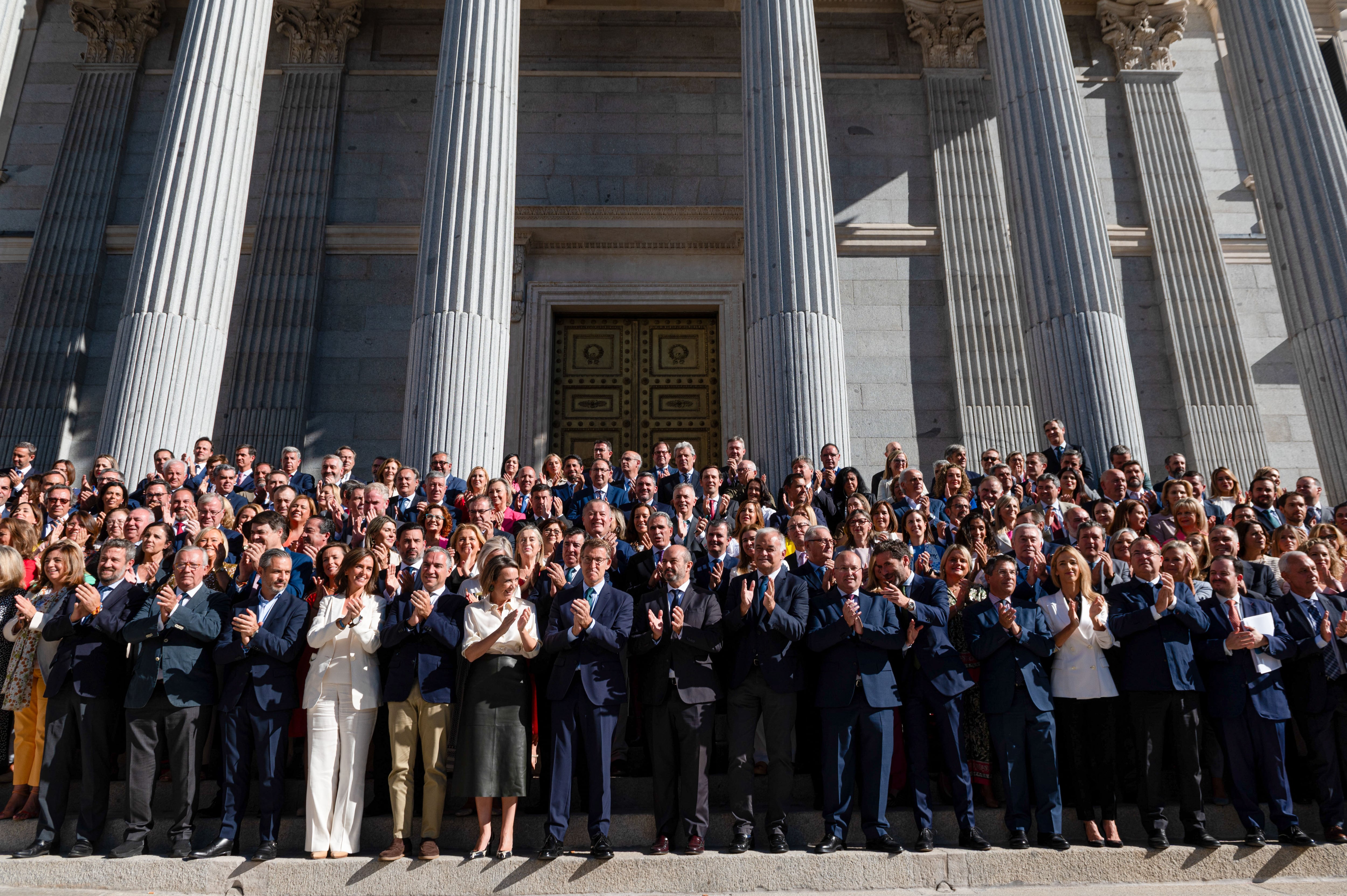 El líder del PP y candidato presidencial, Alberto Núñez Feijóo junto con los diputados populares posan para una foto de familia en las escalinatas a su llegada este viernes al Congreso donde se celebra su segunda votación a la investidura.