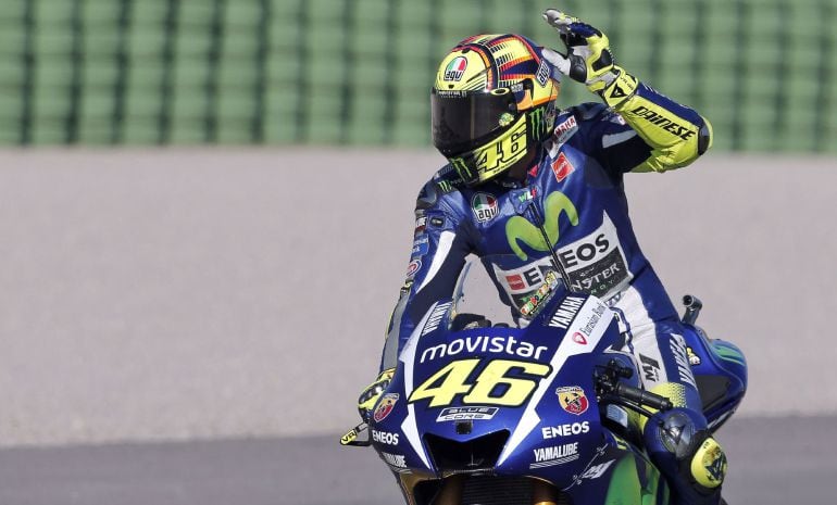 Valentino Rossi saluda tras acabar cuarto en la carrera de MotoGP de Cheste.