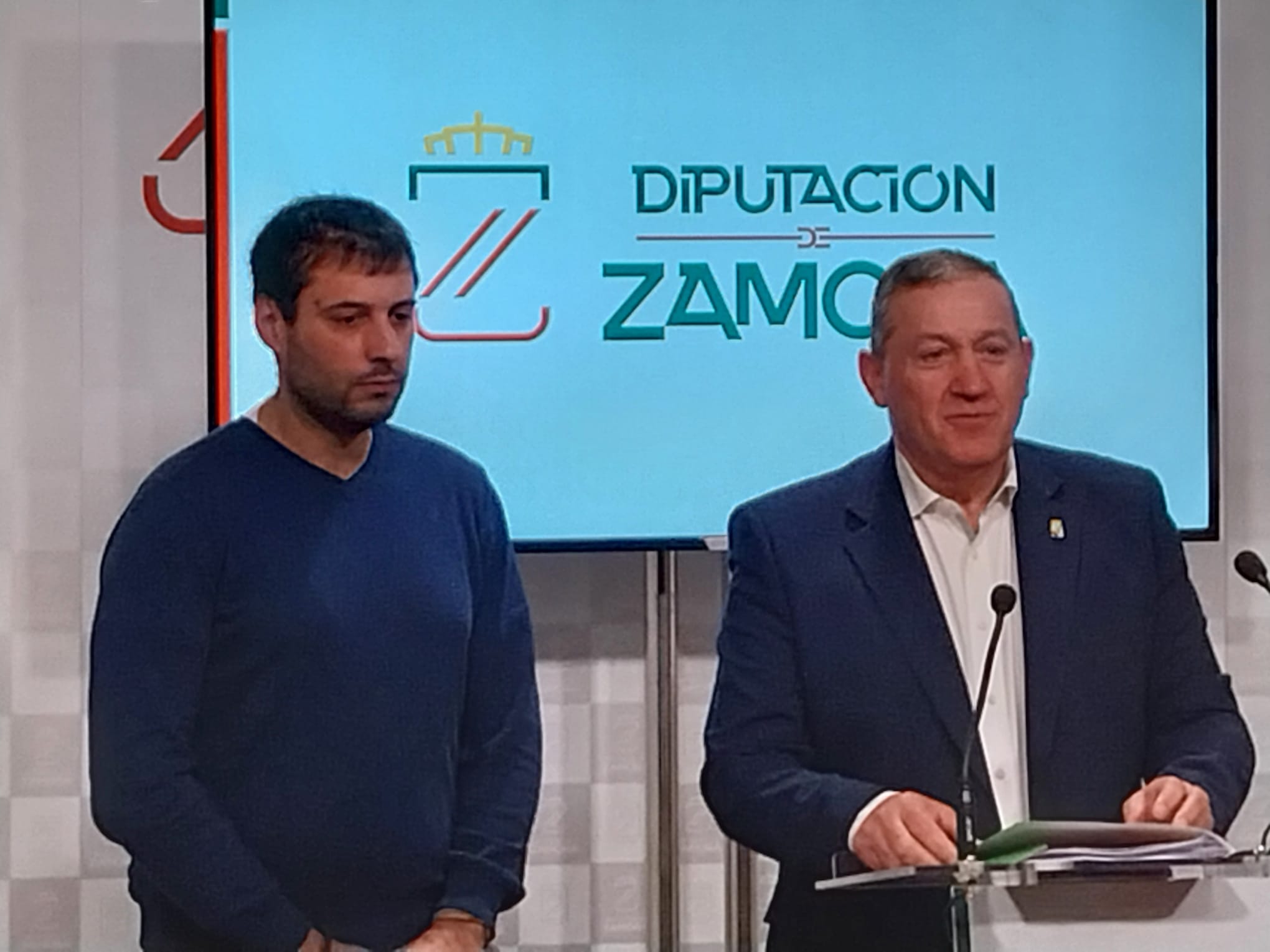 El presidente de la Diputación, Javier Faúndez, junto al alcalde de Alcañices, David Carrión