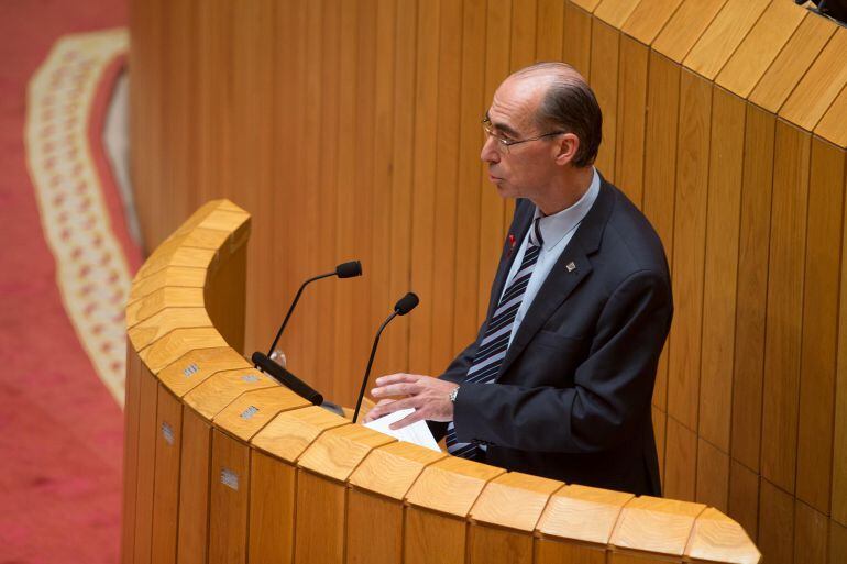 El conselleiro de sanidad, Jesús Vázquez Almuiña, en una comparecencia en el Parlamento