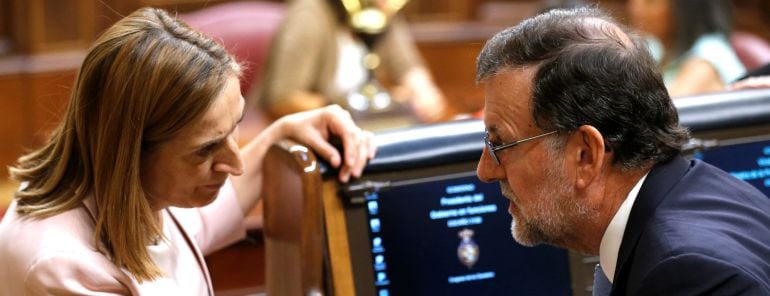 Ana Pastor y Mariano Rajoy conversan en la sesión de apertura de las Cortes Generales.