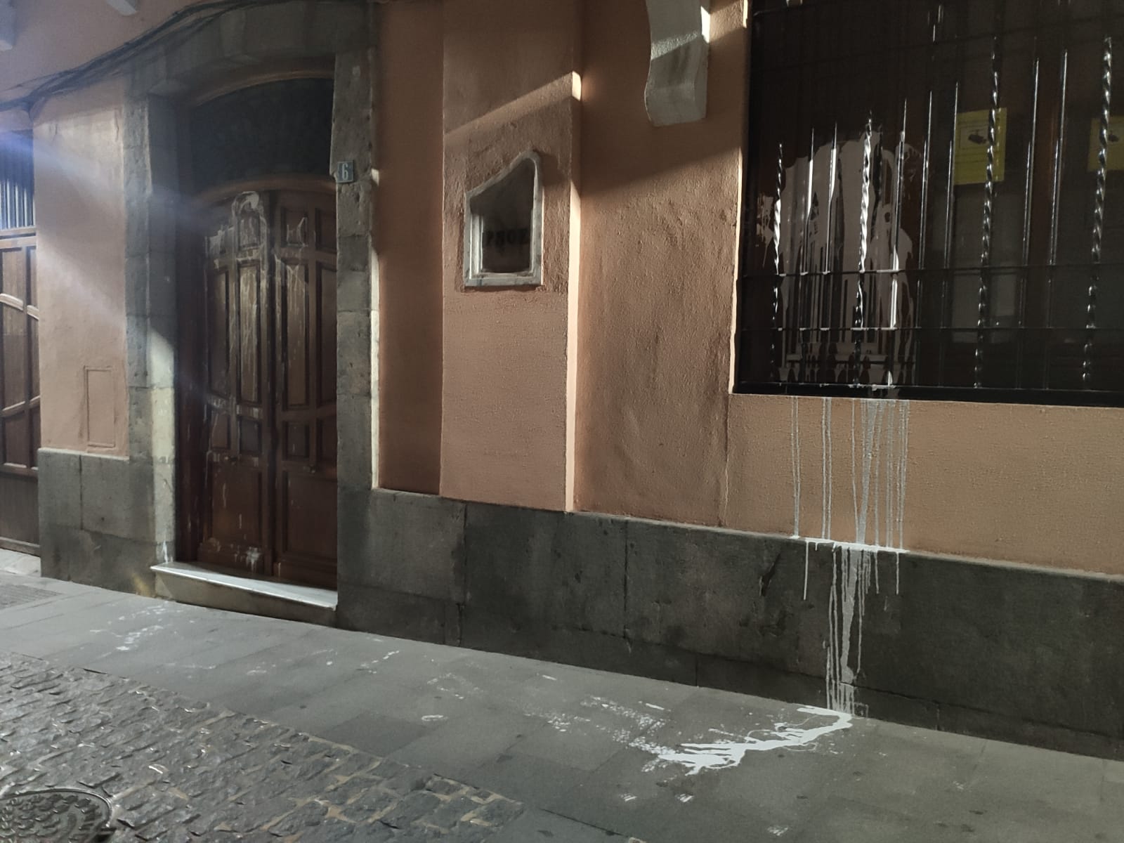 La sede del PSOE de Jaén ha amanecido con restos de pintura blanca en parte de su fachada y la puerta principal