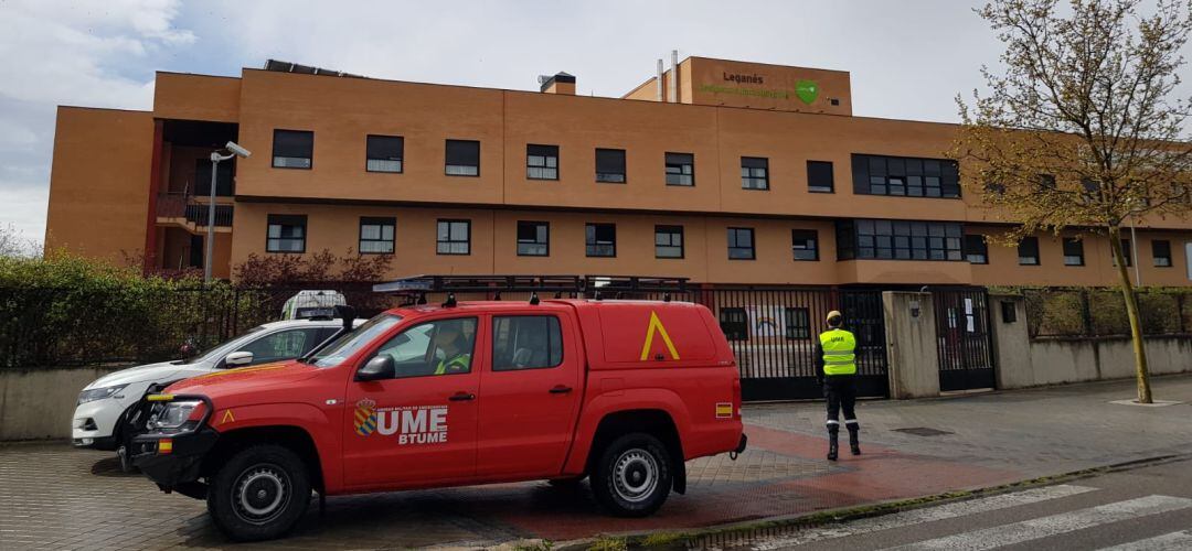 Militares y policías están visitando todas las residencias de ancianos en la ciudad