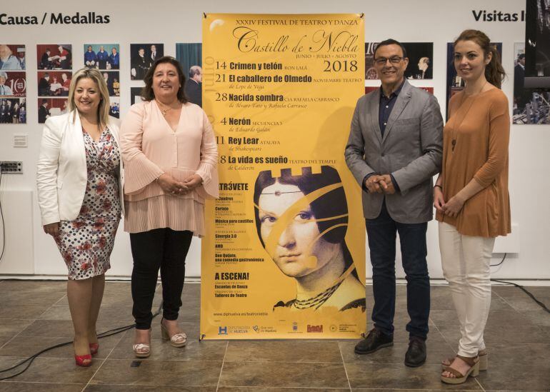 La diputada de Cultura, Lourdes Garrido; la alcaldesa de Niebla, Laura Pichardo; y el presidente de la Diputación, Ignacio Caraballo, con el cartel de la XXXIV Festival de Teatro y Danza Castillo de Niebla. 