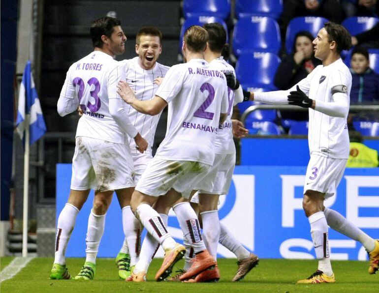 Camacho celebra su gol al Deportivo junto a sus compañeros