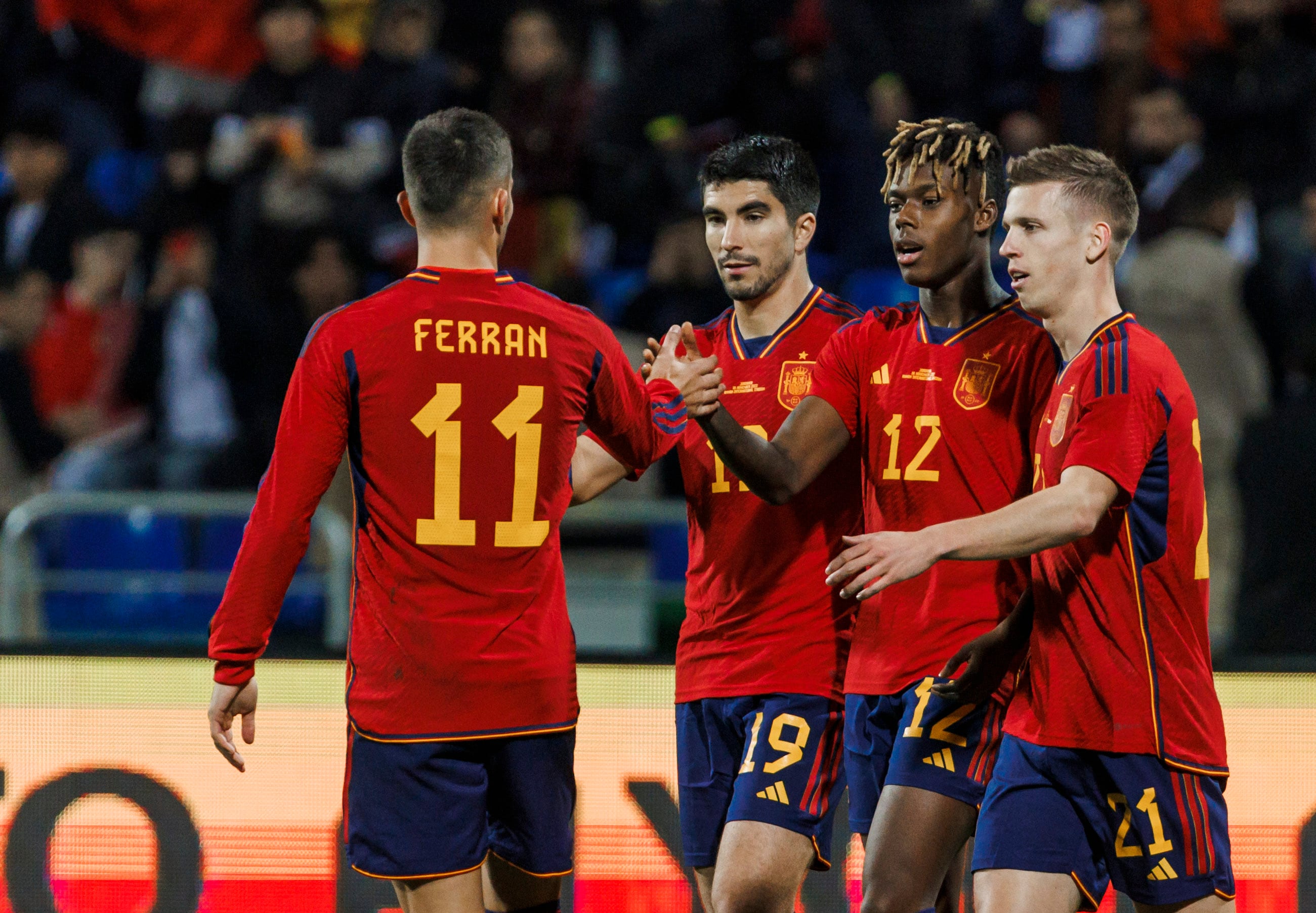 La selección española celebra un gol.