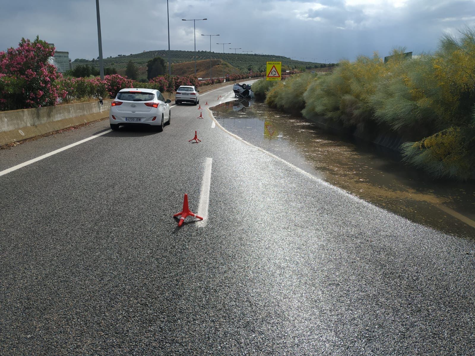 Vehículo volcado en la autovía de Clavijo