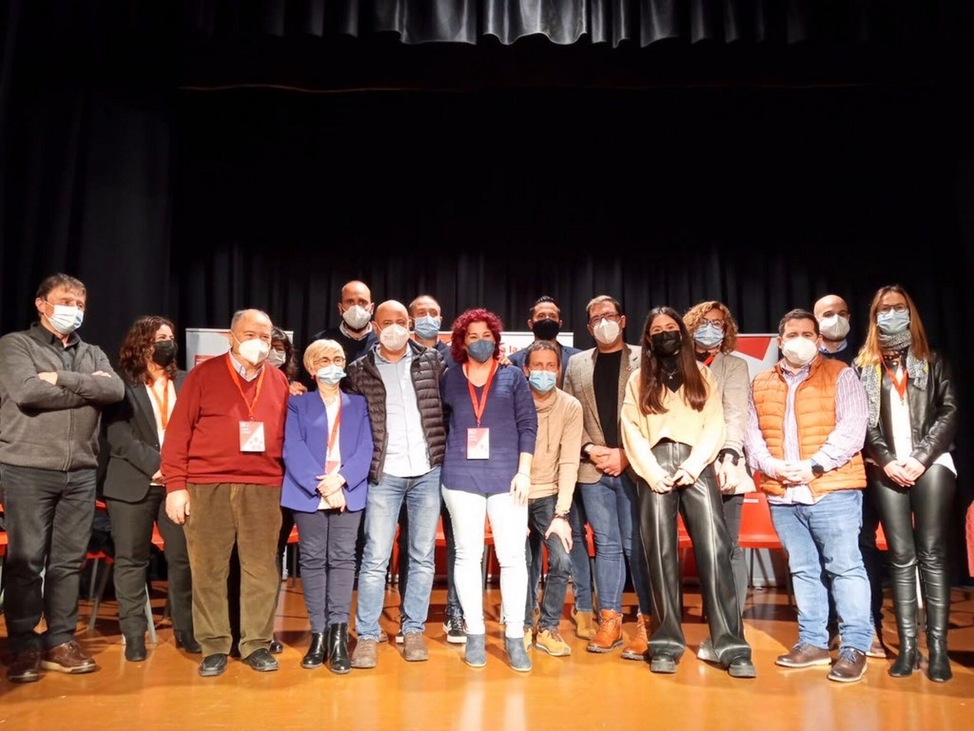 Rafael Briet, secretario general del PSPV-PSOE de La Muntanya junto a los compañeros y compañeras de la ejecutiva comarcal.