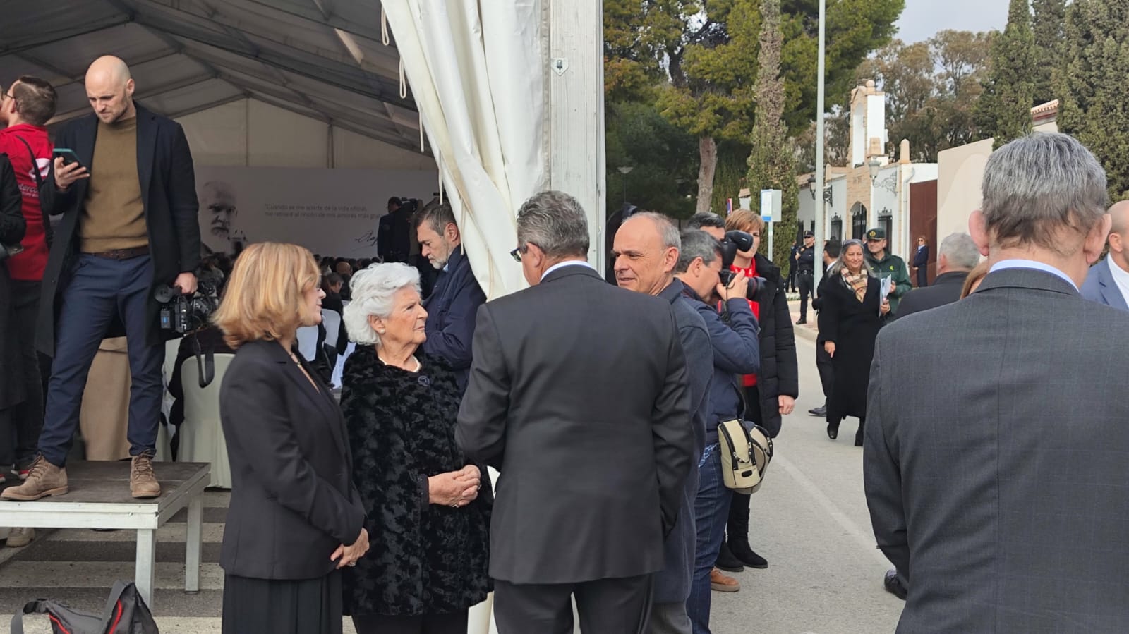 Familiares de Rafael Altamira y Pilar Redondo conversan con el presidente de la Diputación de Alicante, Toni Pérez, antes del acto de inhumación del humanista en El Campello.