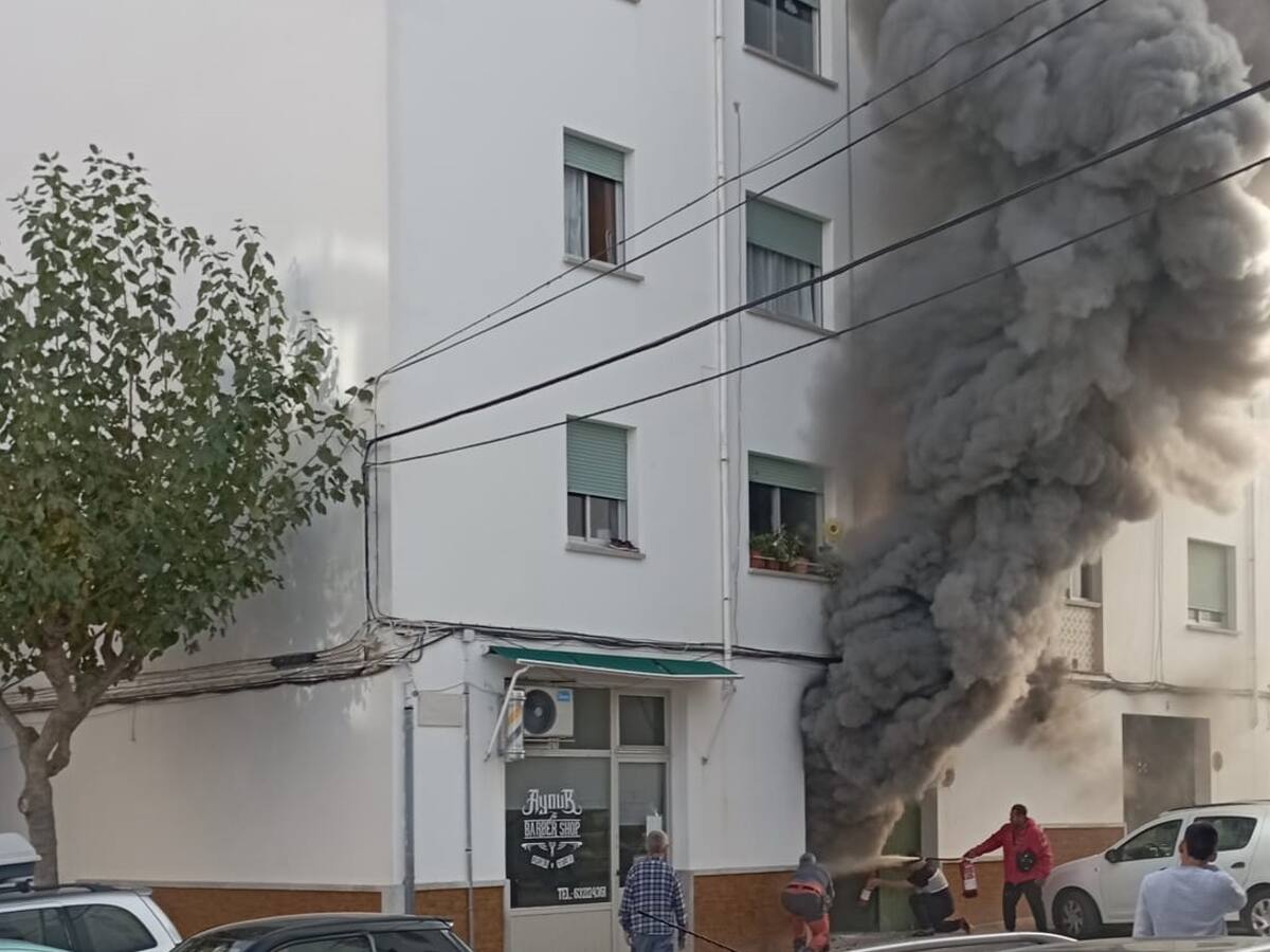 L' incendi d'una cotxeria obliga a desallotjar 5 pisos a Maó