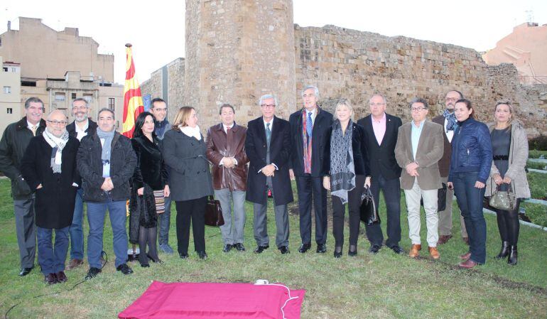 Moment de la inauguració de la plaça amb les autoritats.