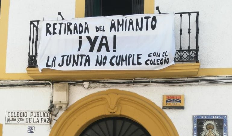 Los padres y madres han colocado una pancarta en la entrada del centro escolar 