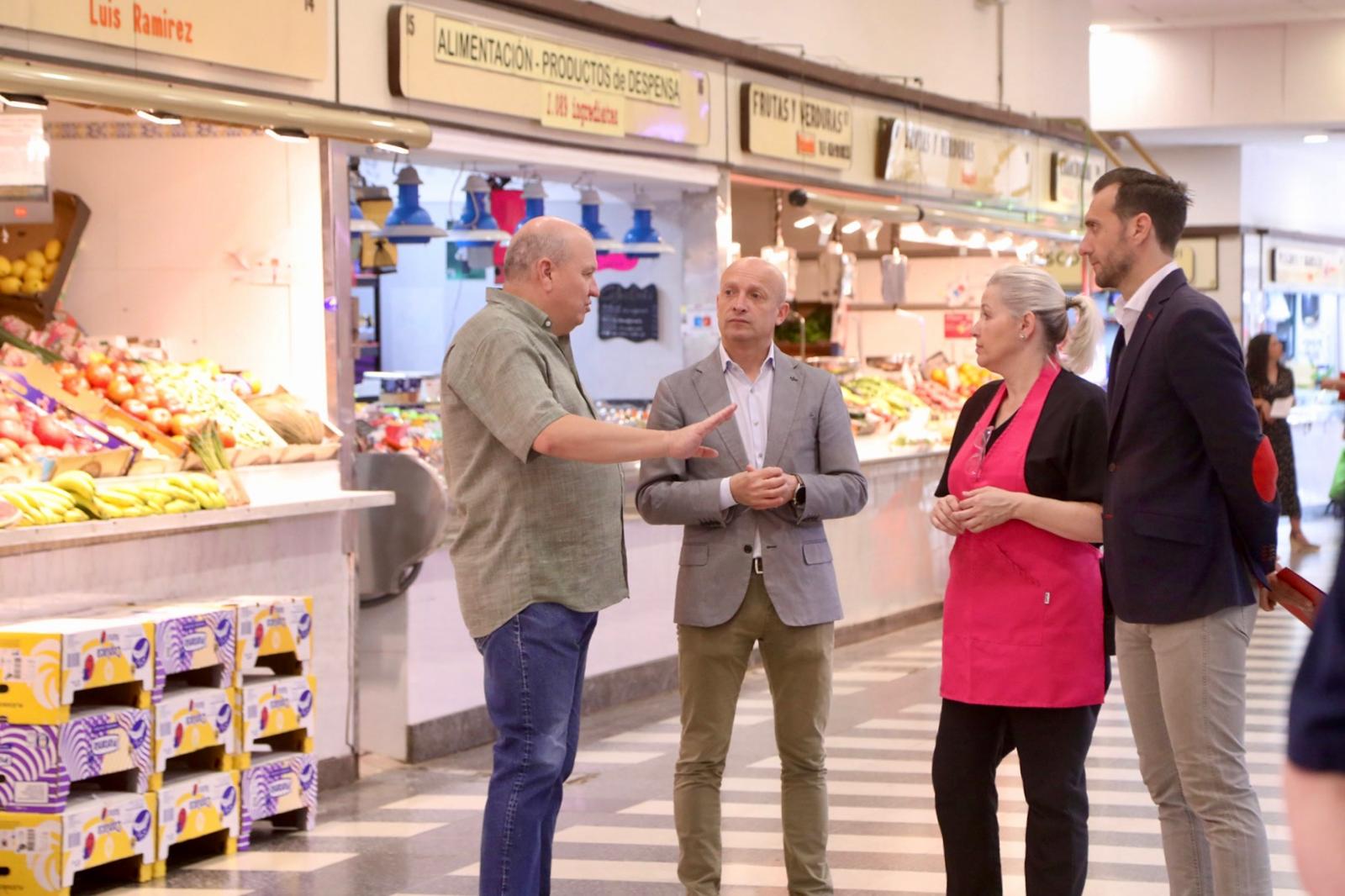 Carlos Gimeno, consejero de Economía y Transformación Digital de Zaragoza junto a María Pilar García de Pe,  presidenta de ZAMA