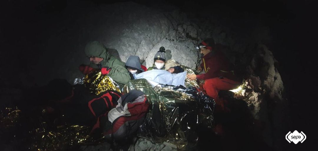 Los miembros del equipo de rescate del SEPA abrigan a la familia belga preparándoles para pasar la noche al raso