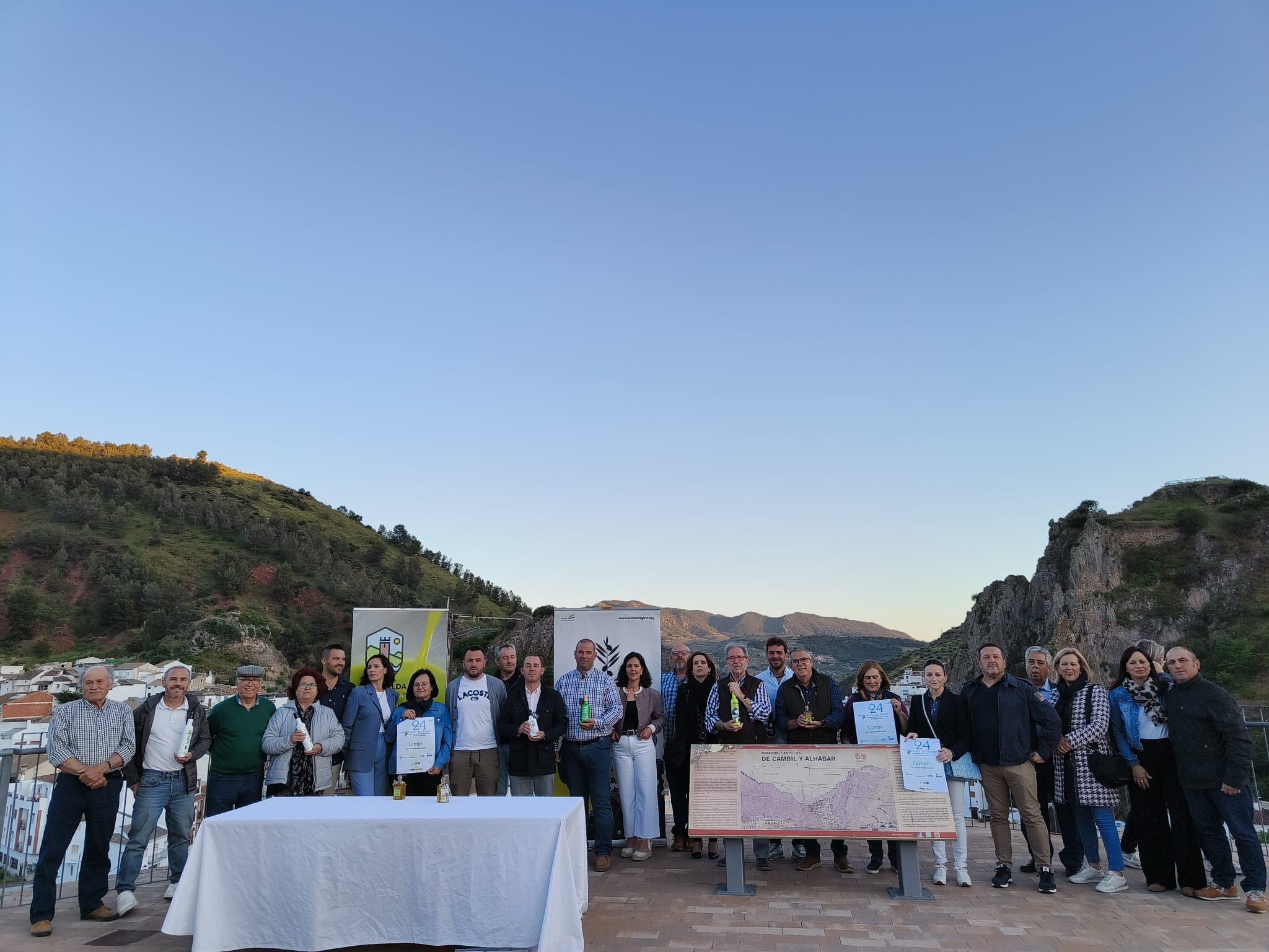 Foto de familia con representante de las entidades organizadoras