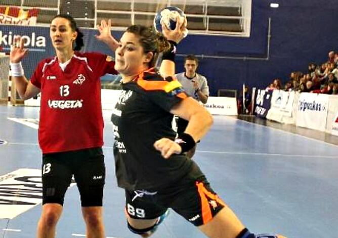 Silvia Ederra se dispone a marcar un gol en un partido de esta temporada.
