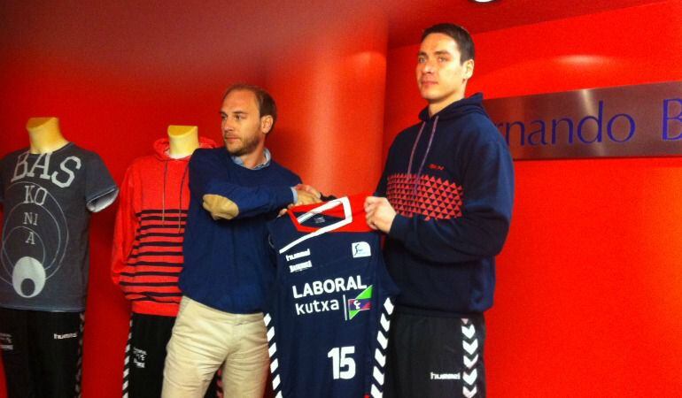 Presentación del alero estonio Kangur en el Buesa Arena.