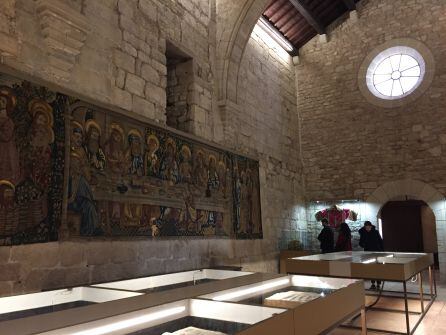 Una altra perspectiva de l&#039;exposició, amb el tapís del Sant Sopar a l&#039;esquerra.