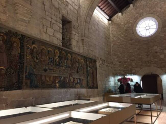 Una altra perspectiva de l'exposició, amb el tapís del Sant Sopar a l'esquerra.