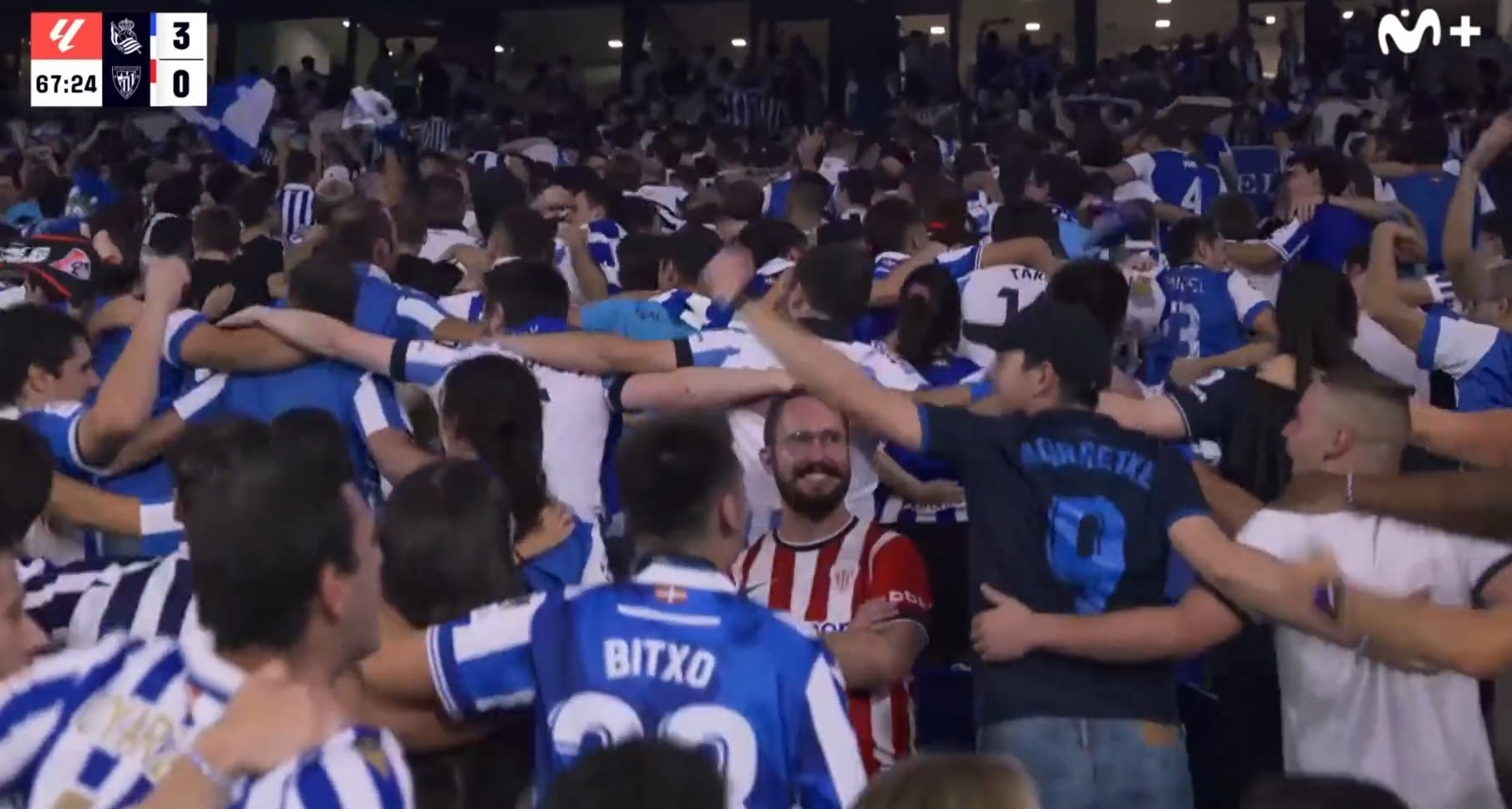 El aficionado del Athletic entre la marea de la Real.